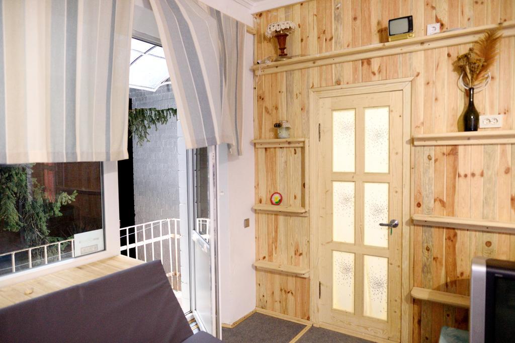 Baron Munchausen Guest House Kamianets-Podilskyi Exterior photo